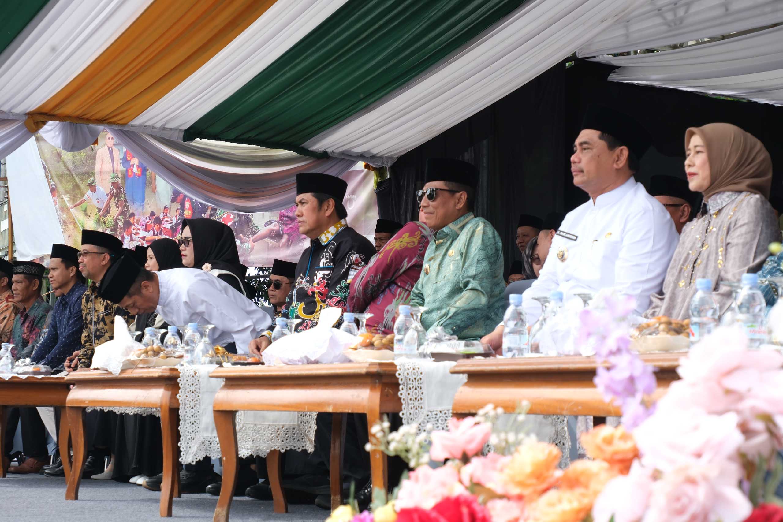 Bupati Mura Heriyus Hadiri Pawai Taaruf MTQH XXXIII Tingkat Prov Kalteng di Kota Muara Teweh