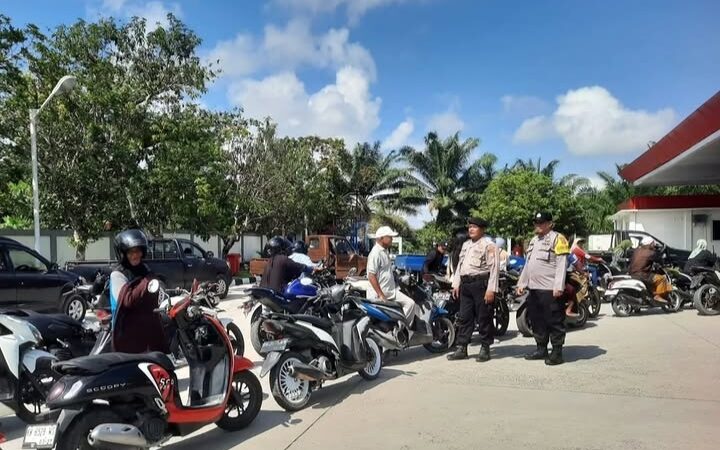 Cegah Penyalahgunaan BBM Polsek Kumai Patroli dan Beri lmbauan di SPBU
