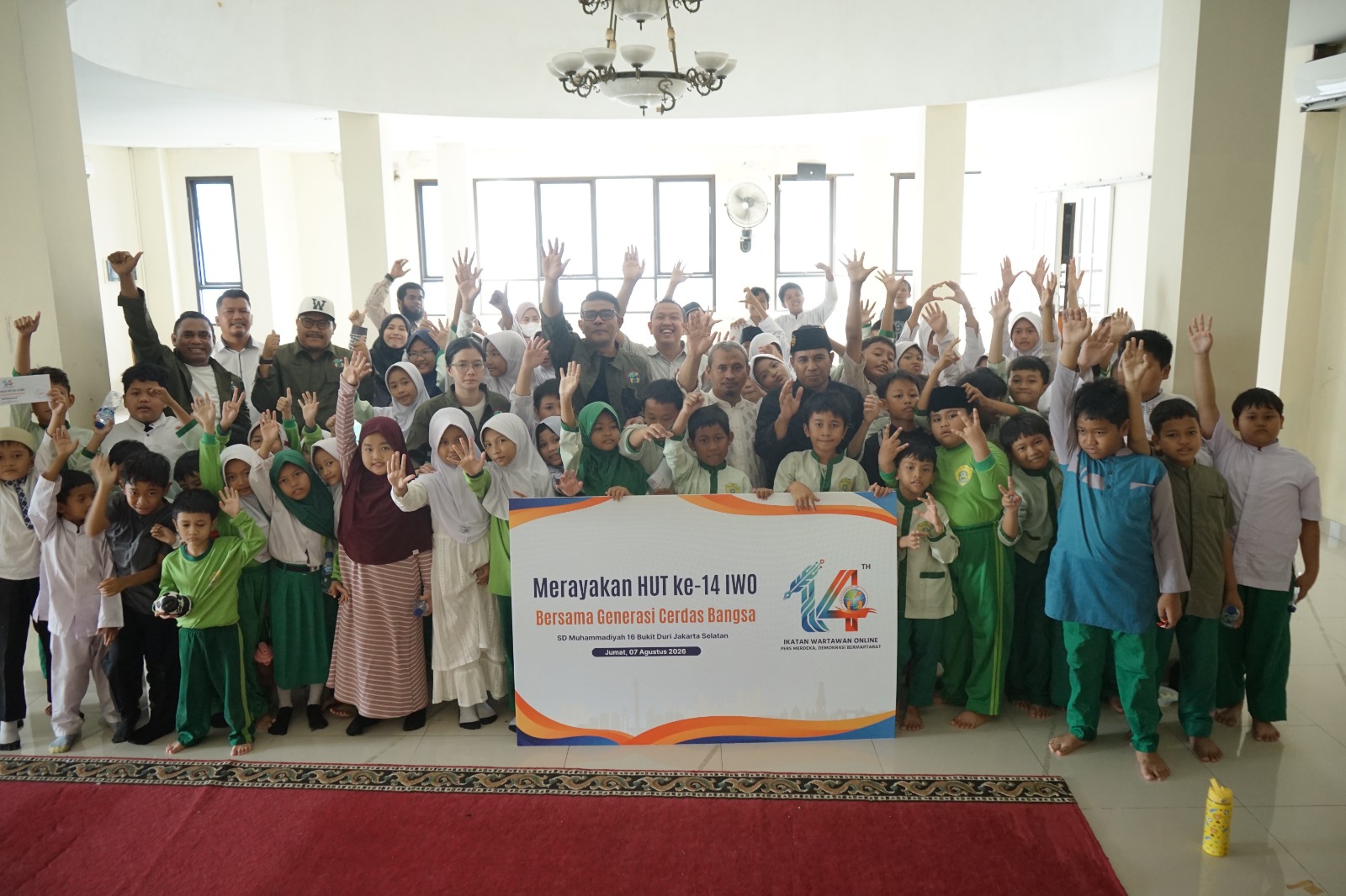 HUT IWO KE 14, PP IWO BAGIKAN BEA SISWA UNTUK 8 SISWA SD MUHAMMADIYAH 16 BUKIT DURI JAKSEL