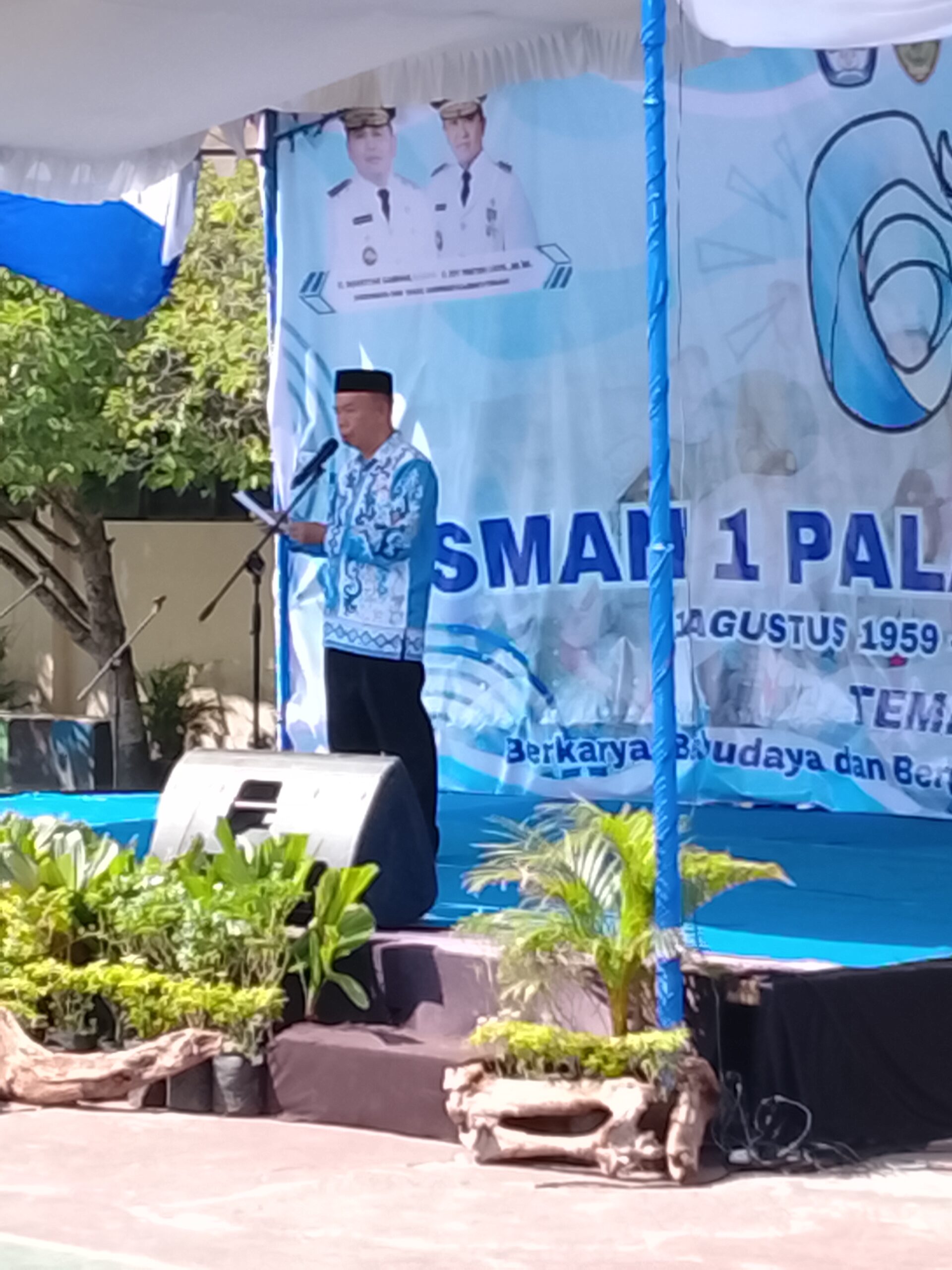PUNCAK HUT 67 TAHUN SMAN-1 PALANGKA RAYA LUNCURKAN BUKU DARI SEKOLAH UNTUK BUMI
