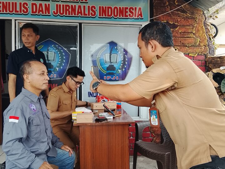 DUKCAPIL KOTA PALANGKA RAYA LAYANI PEMUTAHIRAN DATA KTP INSAN PERS KE IKD SEBELUM BAGI MASKER