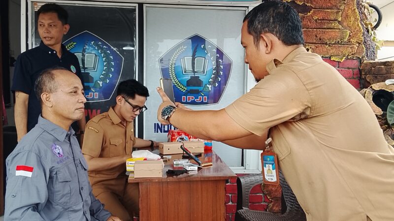 DUKCAPIL KOTA PALANGKA RAYA LAYANI PEMUTAHIRAN DATA KTP INSAN PERS KE IKD SEBELUM BAGI MASKER