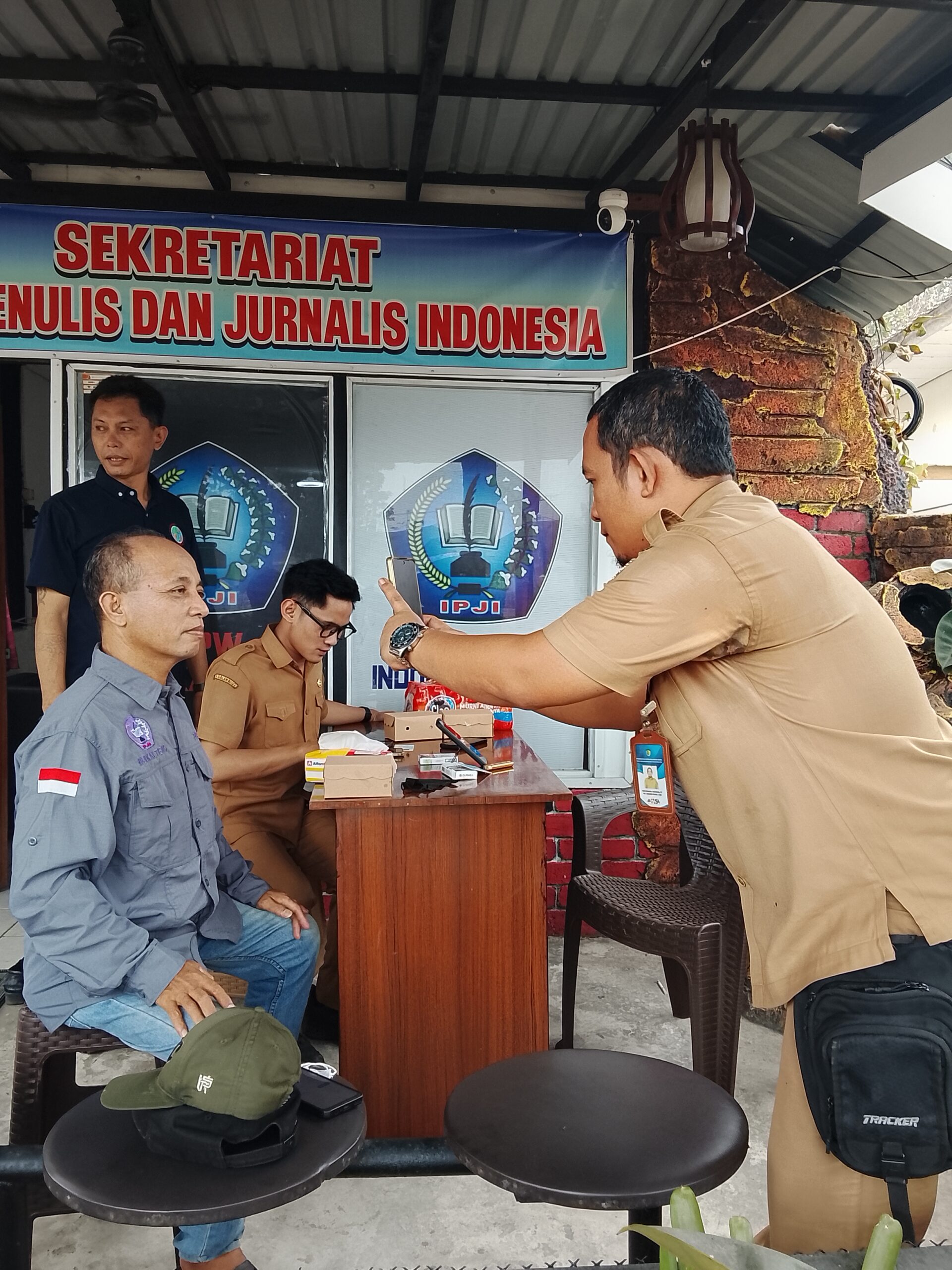 DUKCAPIL KOTA PALANGKA RAYA LAYANI PEMUTAHIRAN DATA KTP INSAN PERS KE IKD SEBELUM BAGI MASKER